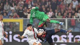 il fallo di maignan durante genoa milan