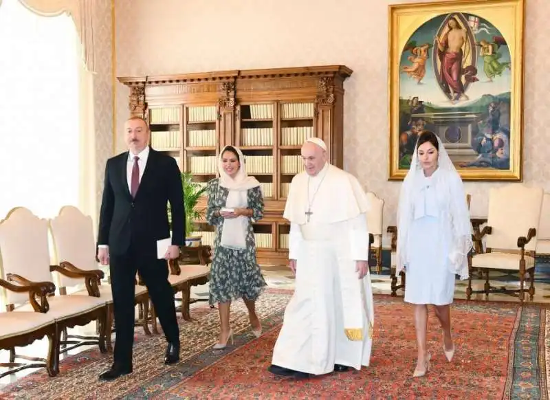 il presidente azero ilham aliyev con la moglie mehriban e papa francesco 