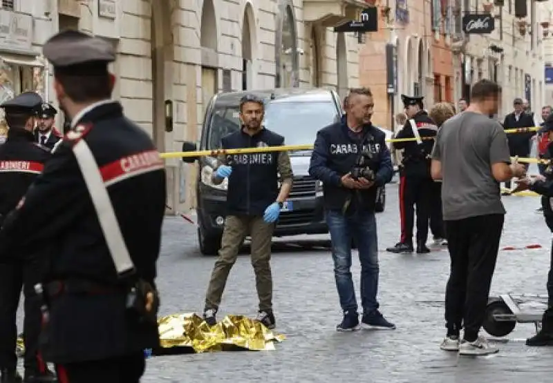 il rottweiler precipitato dal terzo piano in via frattina