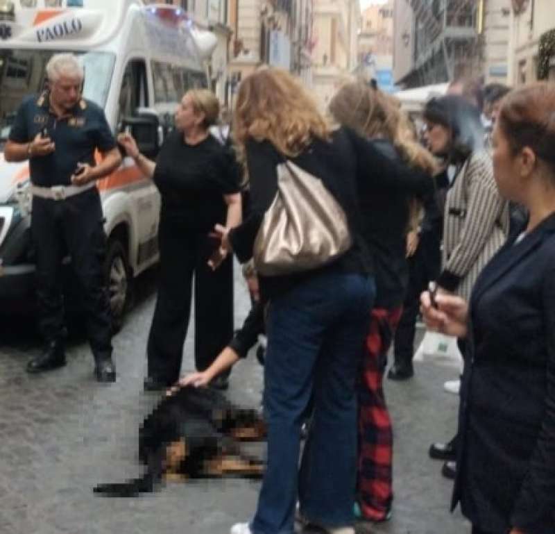 il rottweiler precipitato dal terzo piano in via frattina