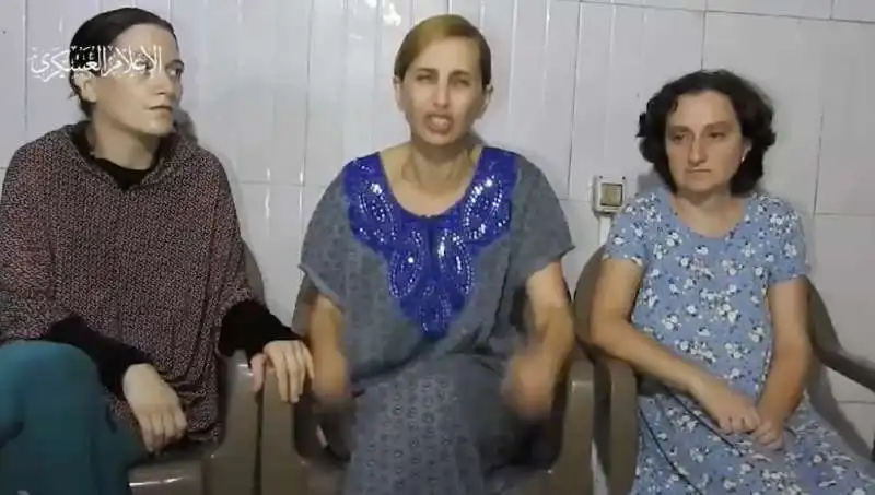 il video delle tre donne ostaggio diffuso da hamas  