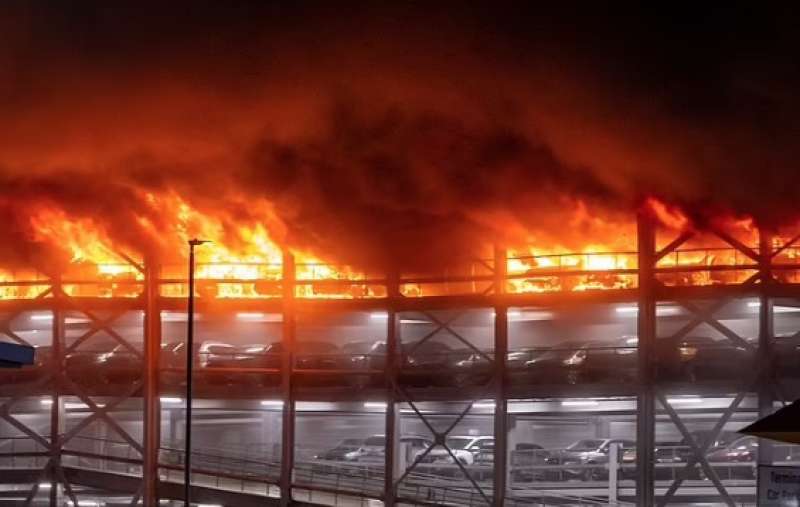 incendio aeroporto luton 1