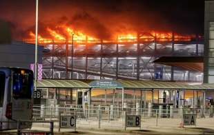 incendio aeroporto luton 2