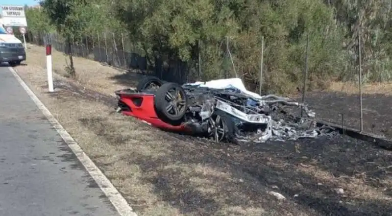 incidente ferrari lamborghini e camper in sardegna 3