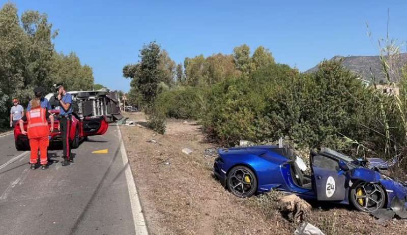 incidente ferrari lamborghini e camper in sardegna 4