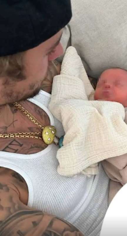 justin bieber allatta la figlia di una coppia di amici