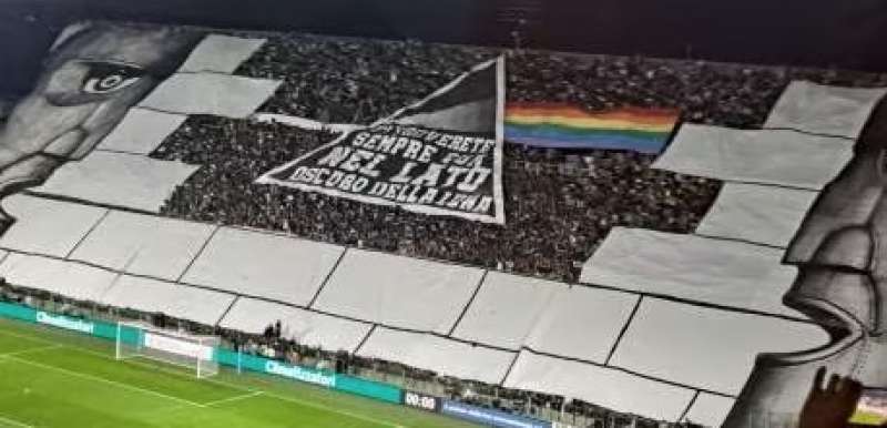 la coreografia dei tifosi della salernitana dedicata ai pink floyd 1