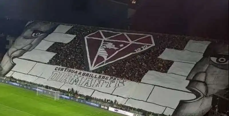 la coreografia dei tifosi della salernitana dedicata ai pink floyd 2