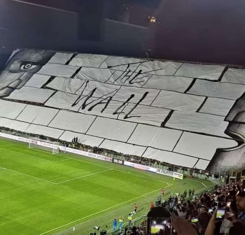 la coreografia dei tifosi della salernitana dedicata ai pink floyd 3