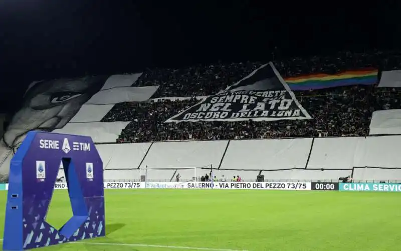 la coreografia dei tifosi della salernitana dedicata ai pink floyd 4