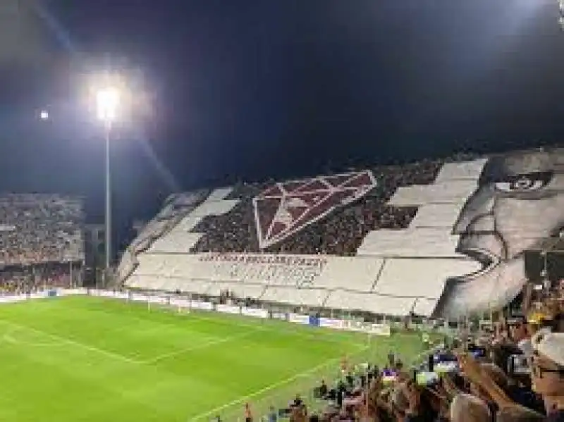 la coreografia dei tifosi della salernitana dedicata ai pink floyd 5