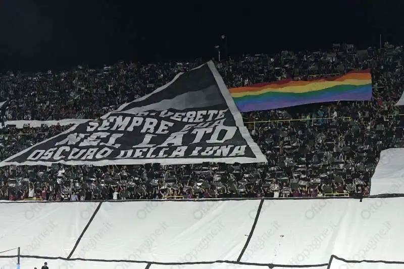 la coreografia dei tifosi della salernitana dedicata ai pink floyd 6