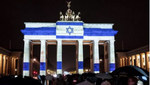 La Porta di Brandeburgo illuminata con la bandiera israeliana in segno di solidarietà dopo l’attacco di Hamas