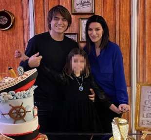 laura pausini paolo carta e la figlia 2