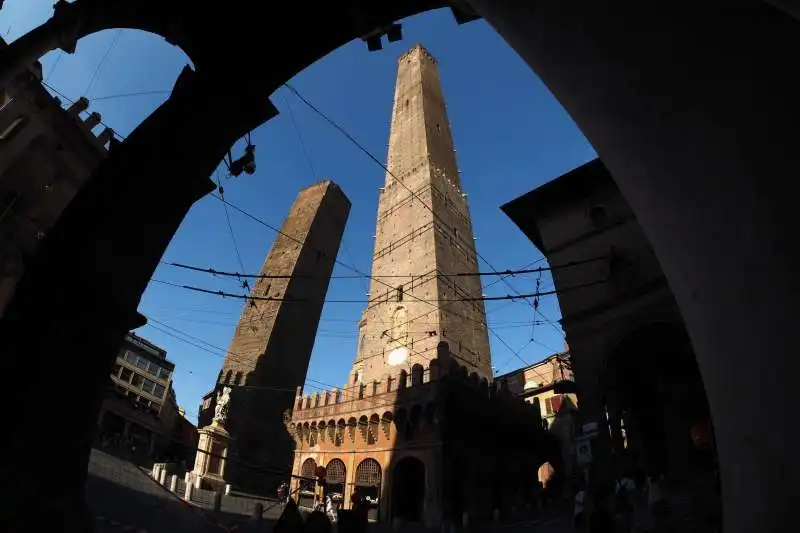 le due torri di bologna asinelli e garisenda   1