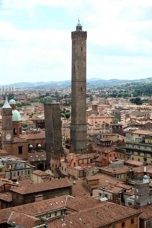 le due torri di bologna asinelli e garisenda   4