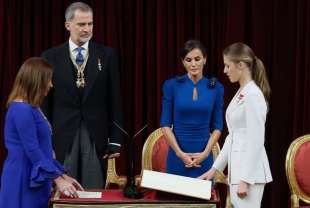 leonor di spagna giura sulla costituzione 1