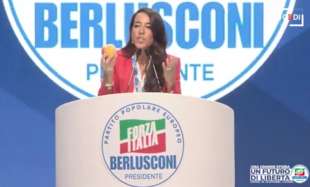 LICIA RONZULLI CON UNA PESCA ALLA CONVENTION DI FORZA ITALIA