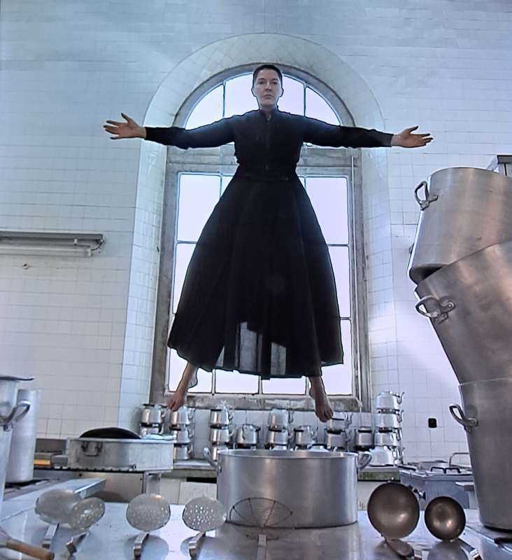 marina abramovic lievitazione santa teresa