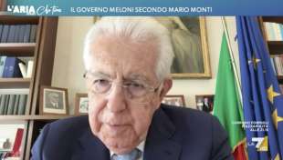 MARIO MONTI A L ARIA CHE TIRA