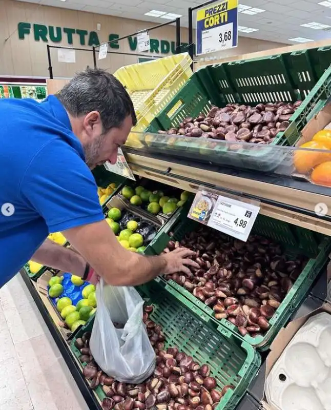 MATTEO SALVINI COMPRA CASTAGNE ALL ESSELUNGA 