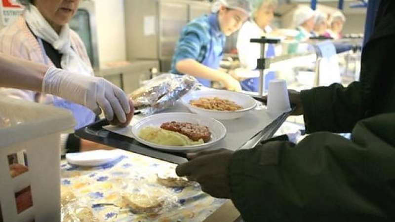 mensa per poveri in chiesa 1