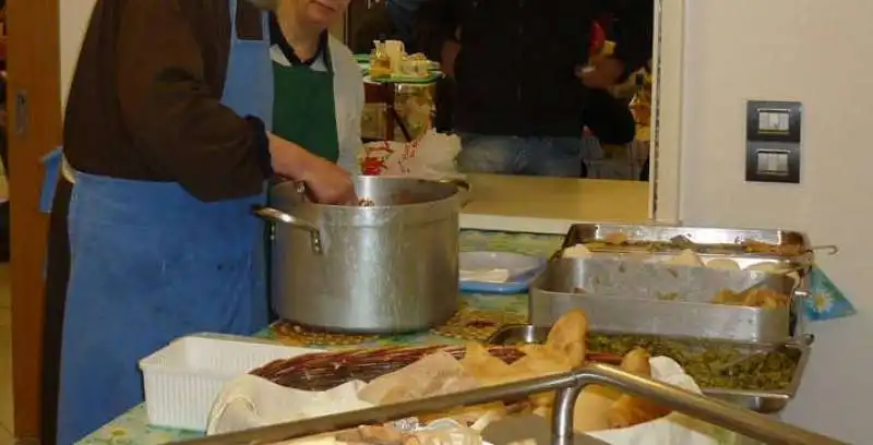 mensa per poveri in chiesa 