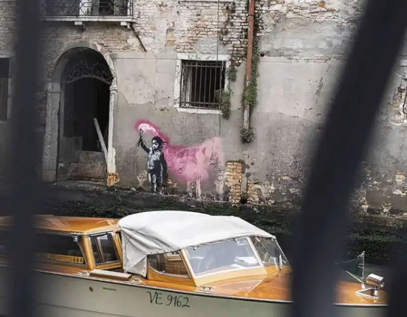 migrant child - opera di banksy a venezia 