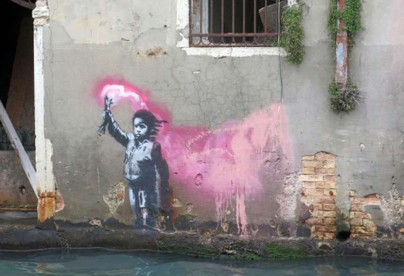 migrant child - opera di banksy a venezia