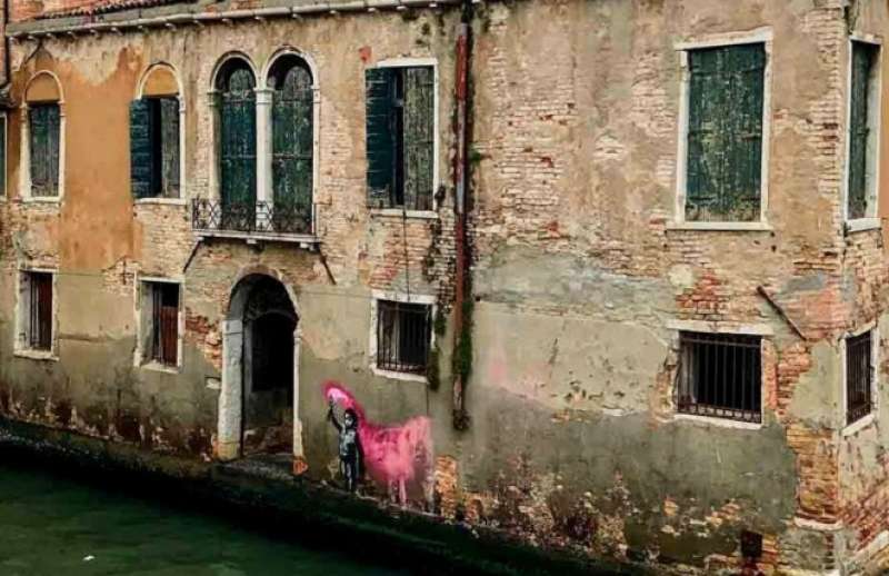 migrant child - opera di banksy a venezia