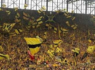 muro giallo borussia dortmund 2