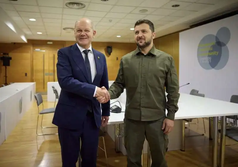 olaf scholz e volodymyr zelensky 