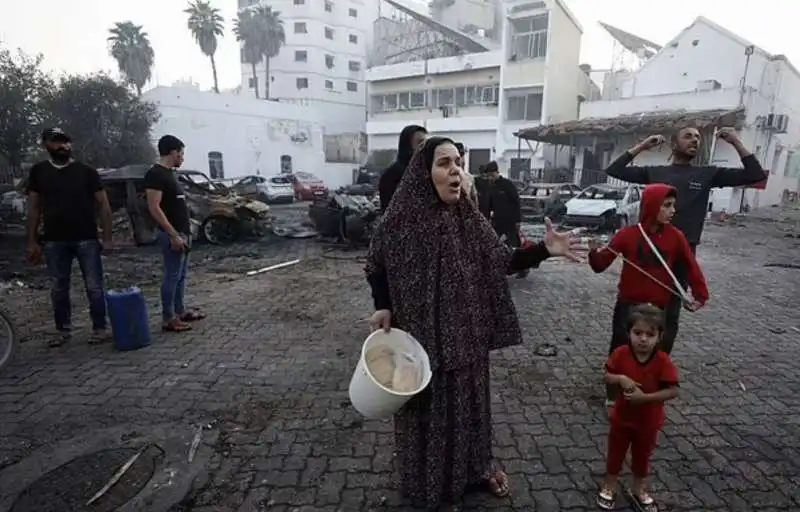 palestinesi in strada dopo l esplosione all ospedale di gaza 