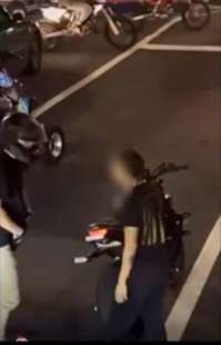 philadelphia motociclista salta su auto e minaccia la conducente 5