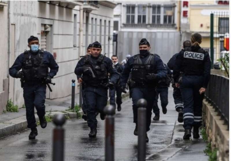 POLIZIA A PARIGI