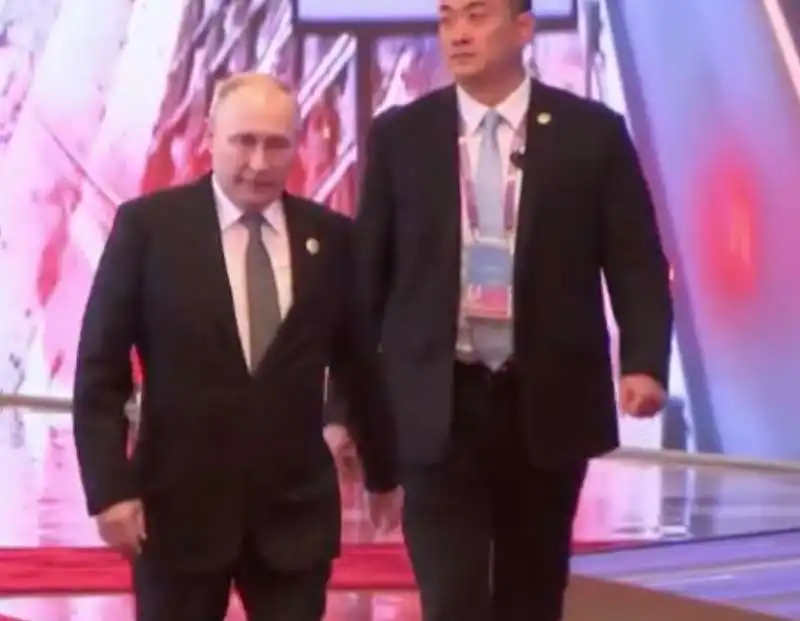 PUTIN IN CINA - LA VALIGIA CON I CODICI NUCLEARI 