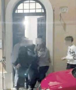 ragazzi fanno irruzione in un palazzo a trastevere 5