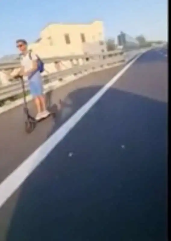 RAGAZZO IN MONOPATTINO SULLA AUTOSTRADA A1 NAPOLI-SALERNO