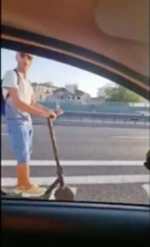 RAGAZZO IN MONOPATTINO SULLA AUTOSTRADA A1 NAPOLI-SALERNO