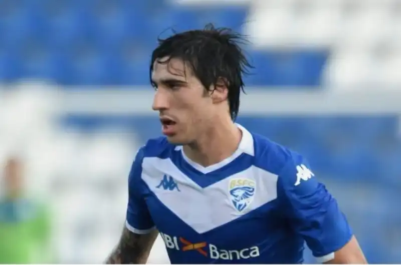 sandro tonali con la maglia del brescia