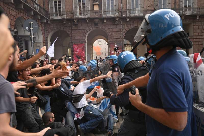 scontri tra polizia e studenti a torino 1