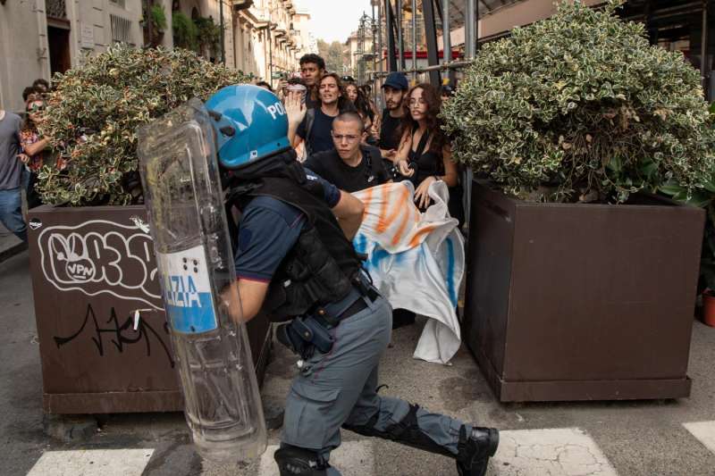 scontri tra polizia e studenti a torino 1