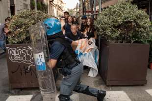 scontri tra polizia e studenti a torino 1