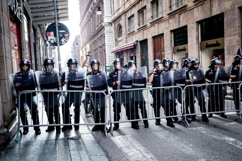 scontri tra polizia e studenti a torino 10