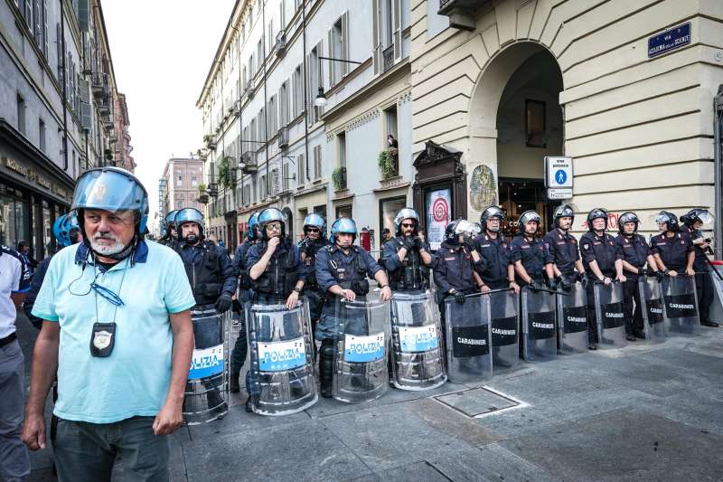 scontri tra polizia e studenti a torino 11