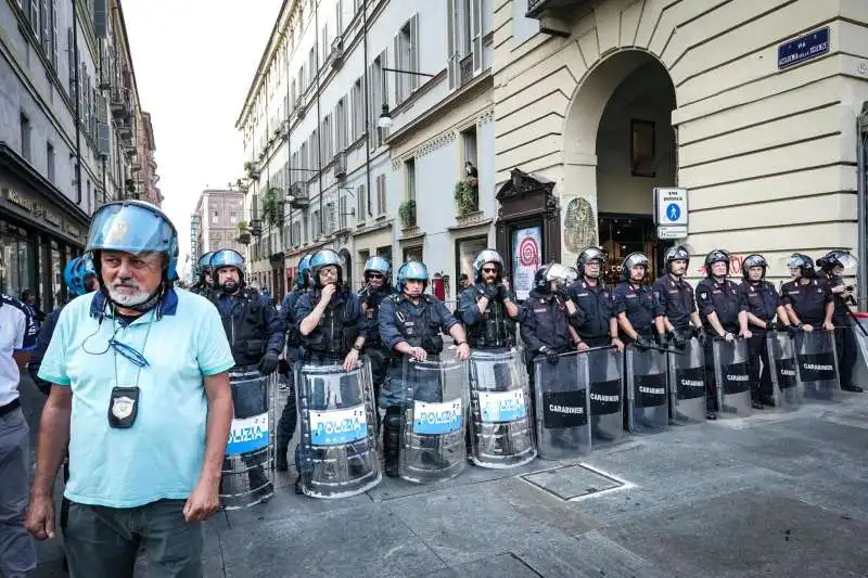 scontri tra polizia e studenti a torino   11