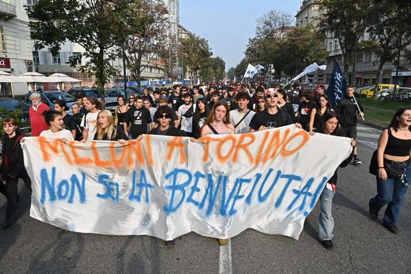 scontri tra polizia e studenti a torino 12