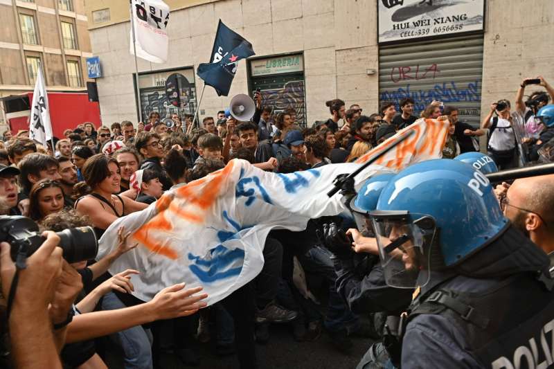 scontri tra polizia e studenti a torino 14