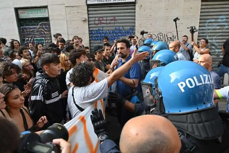 scontri tra polizia e studenti a torino   15