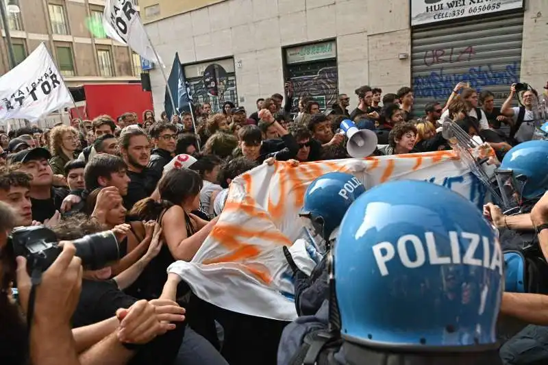 scontri tra polizia e studenti a torino   16